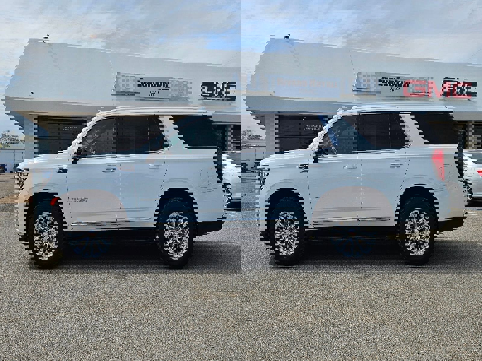 Used 2024 GMC Yukon SLT w/ SLT Luxury Package image 2