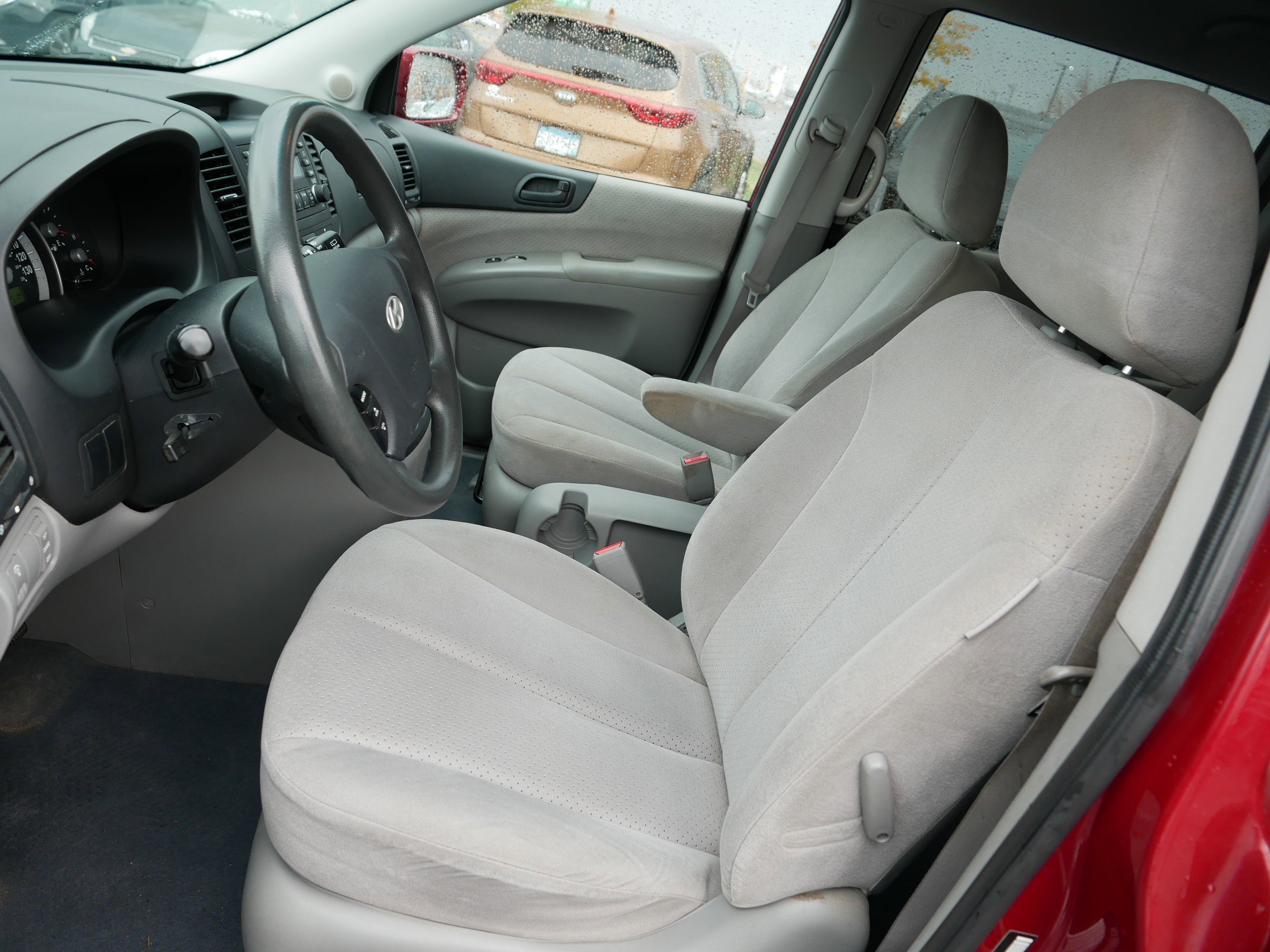 Used 2008 Hyundai Entourage image 10