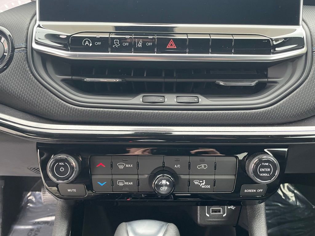 New 2026 Jeep Compass Latitude AWD/4WD image 17