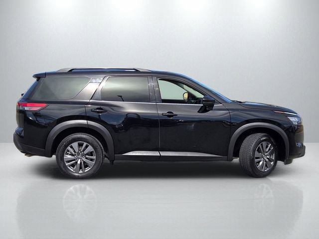 Used 2024 Nissan Pathfinder SV image 3