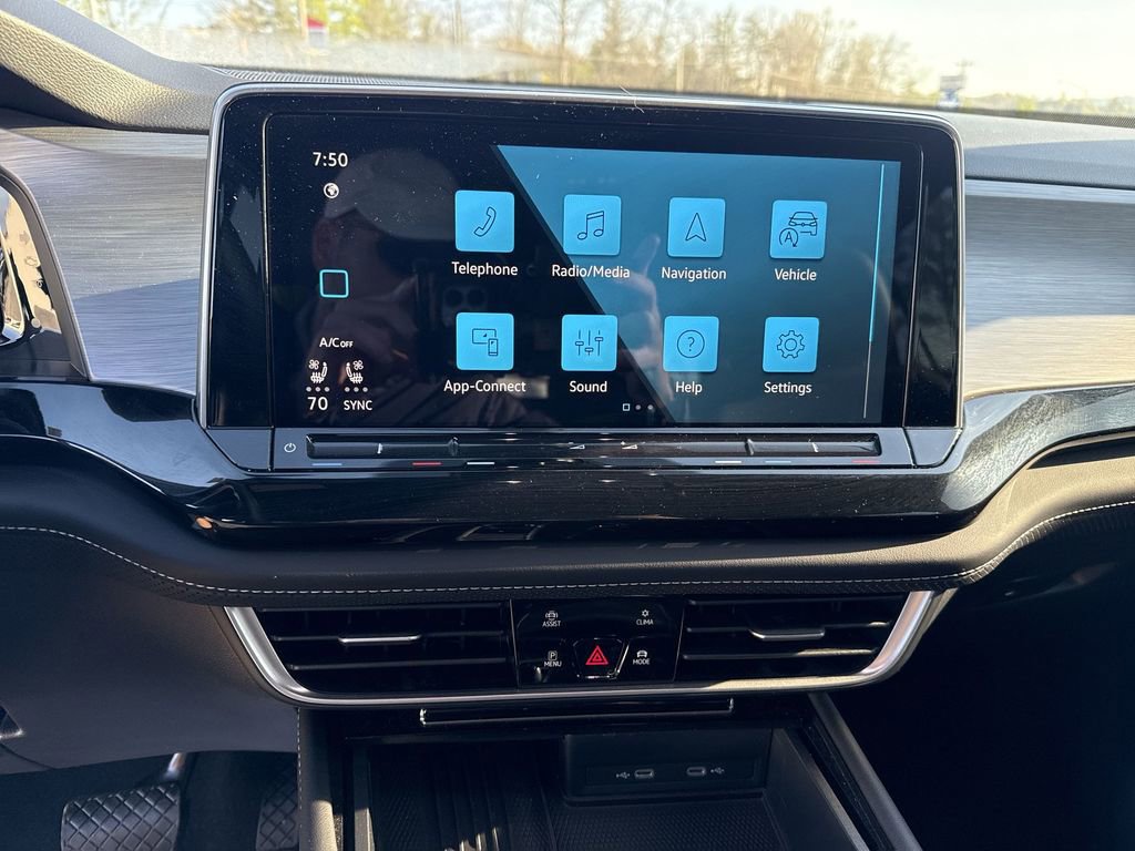 Used 2025 Volkswagen Atlas Cross Sport SE w/ Black Wheel Package image 13