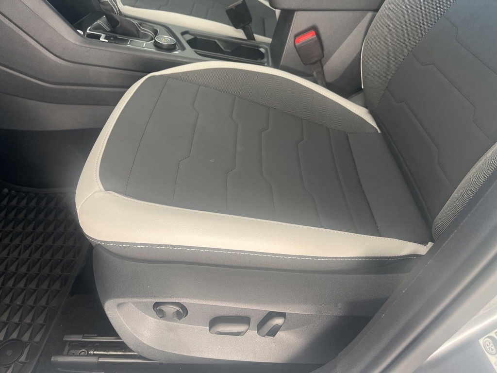 Certified 2025 Volkswagen Taos SE image 15