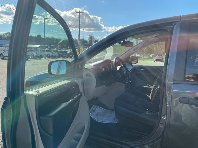 Used 2019 Dodge Grand Caravan SE w/ UConnect Hands-Free Group FWD image 12