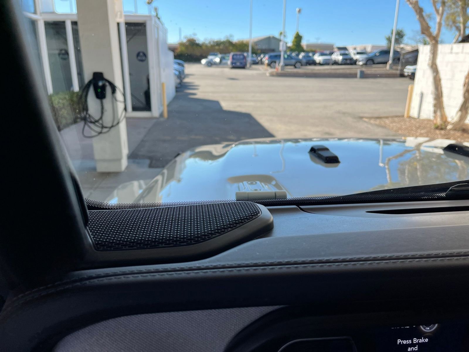 Used 2025 Jeep Wrangler Sahara image 34