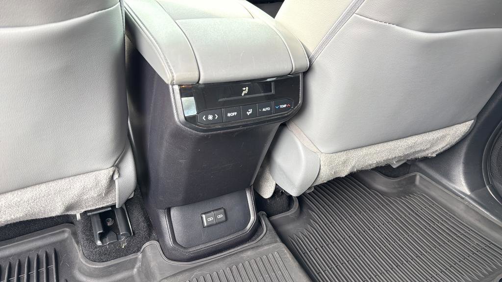 Used 2022 Toyota Highlander XLE AWD/4WD image 17