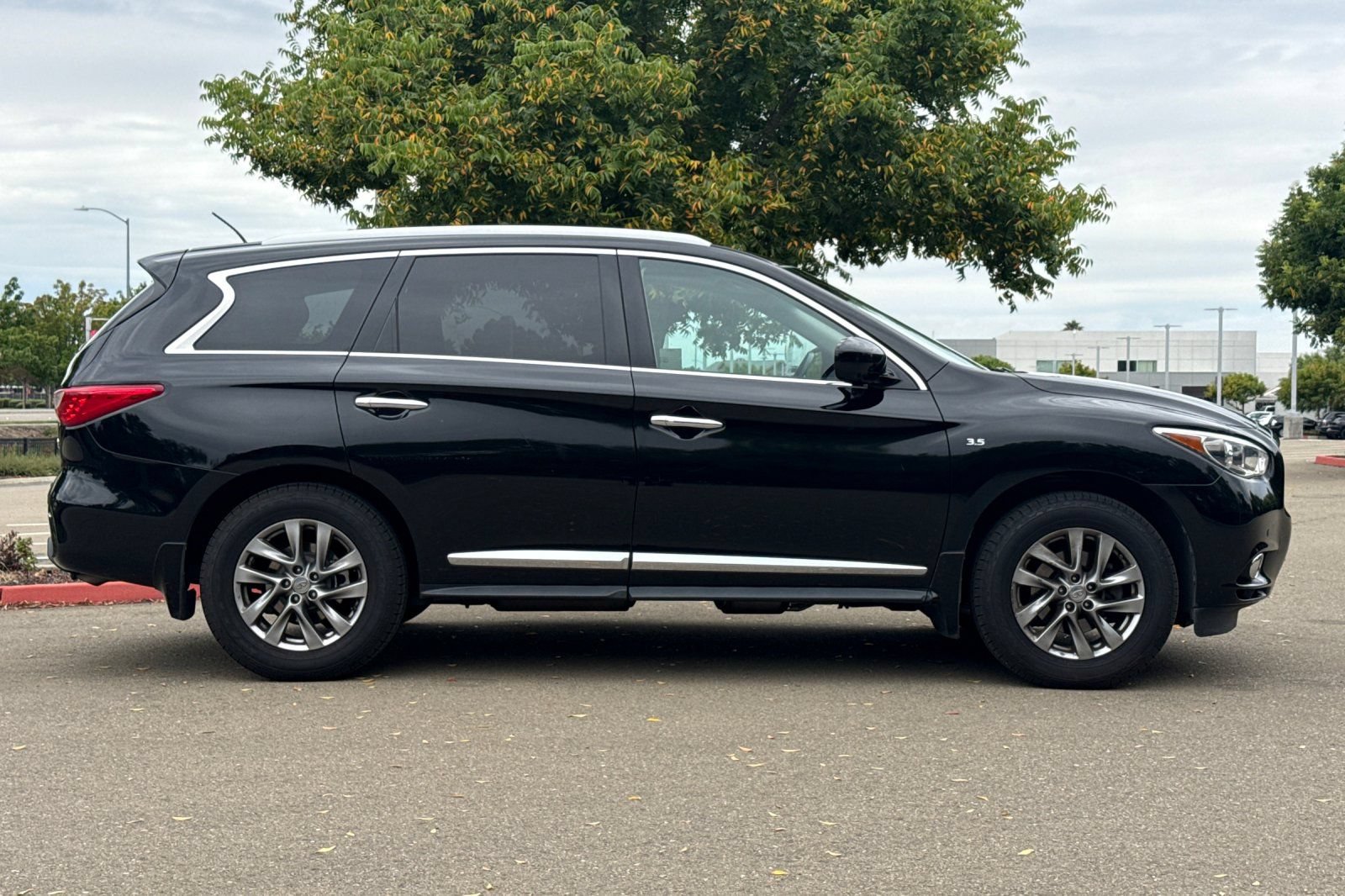 Used 2015 INFINITI QX60 Luxe w/ Premium Plus Package AWD/4WD image 3