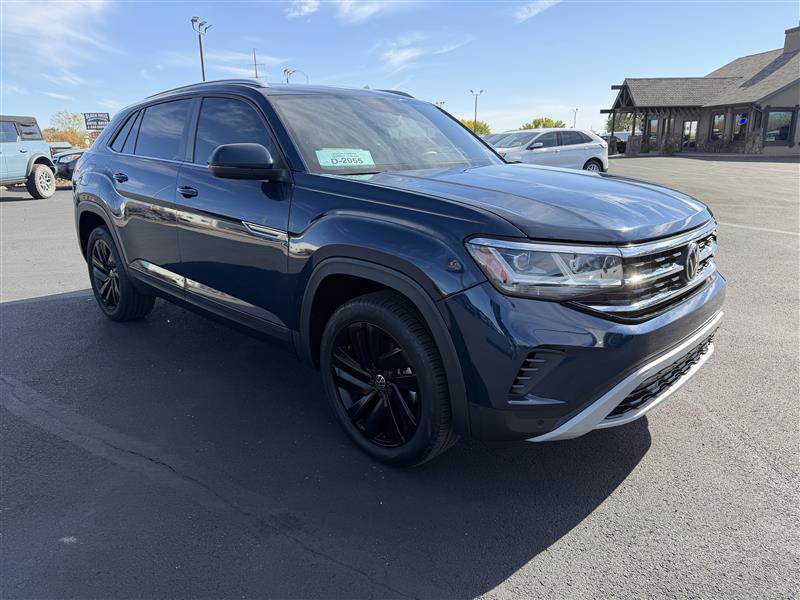 Used 2022 Volkswagen Atlas Cross Sport SE w/ Panoramic Sunroof Package image 2