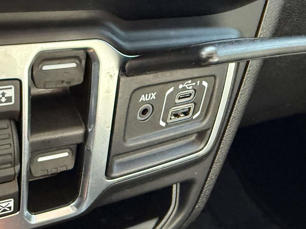 Used 2022 Jeep Wrangler Unlimited Sahara w/ Cold Weather Group AWD/4WD image 31