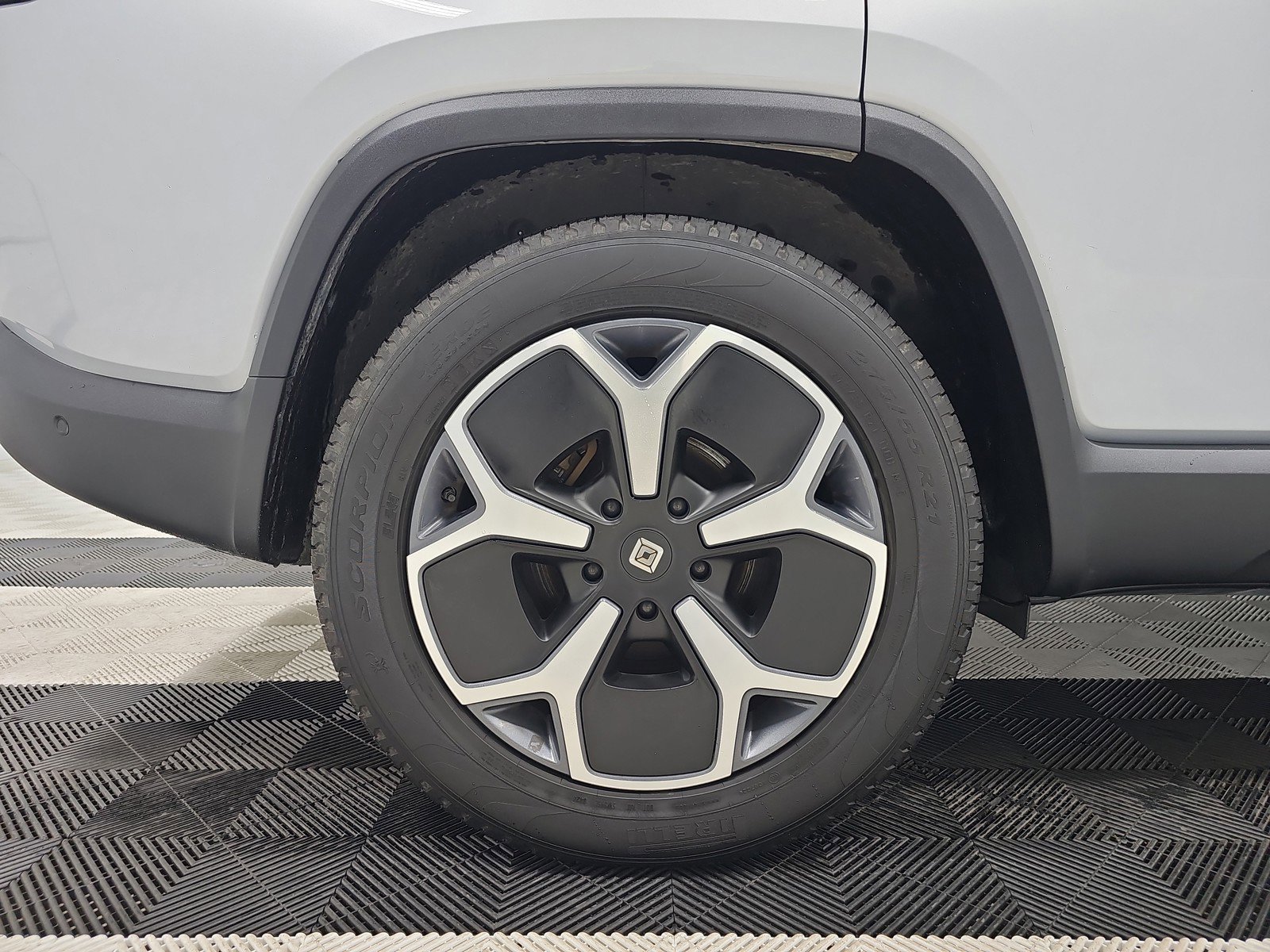 Used 2024 Rivian R1S Adventure image 12