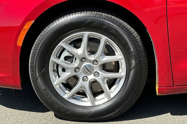 Used 2025 Chrysler Pacifica Select image 29