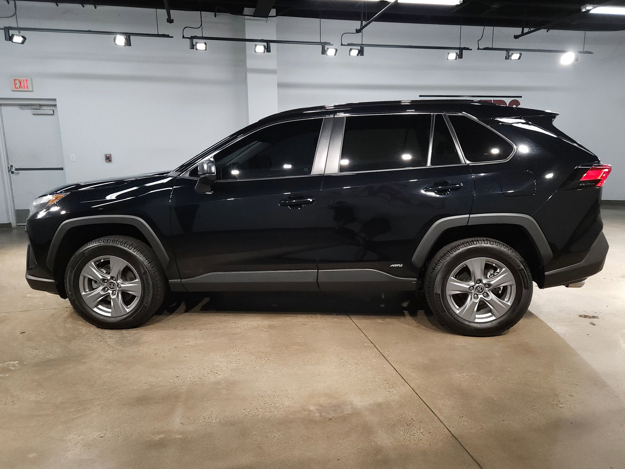 Used 2023 Toyota RAV4 LE AWD/4WD image 4