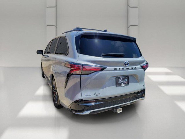 Used 2025 Toyota Sienna XSE FWD image 8