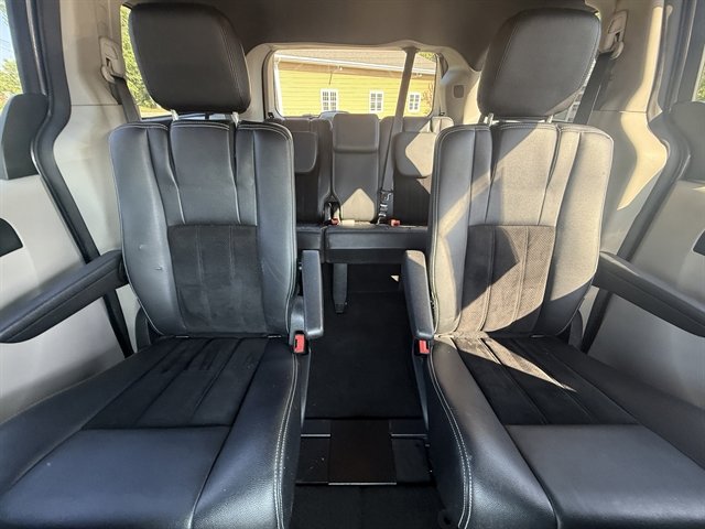 Used 2017 Dodge Grand Caravan SE image 35