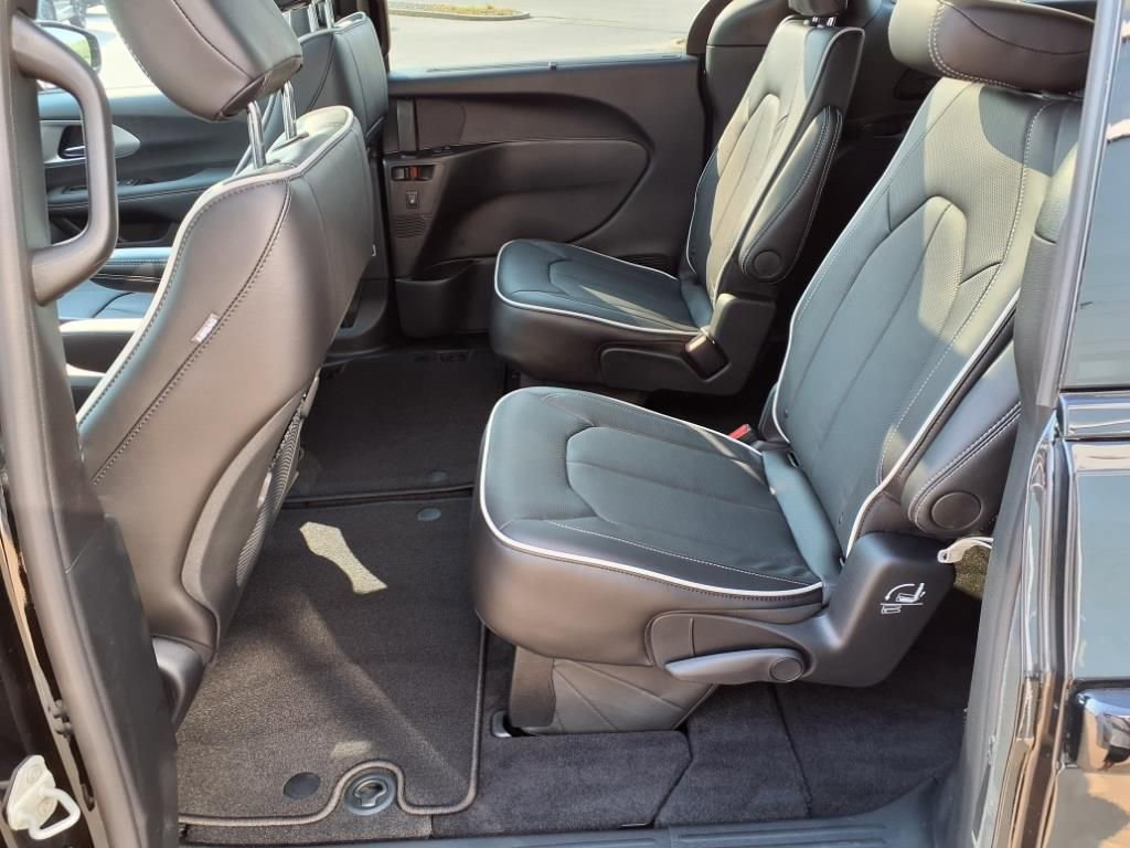 New 2025 Chrysler Pacifica Limited w/ Trailer Tow Group image 26