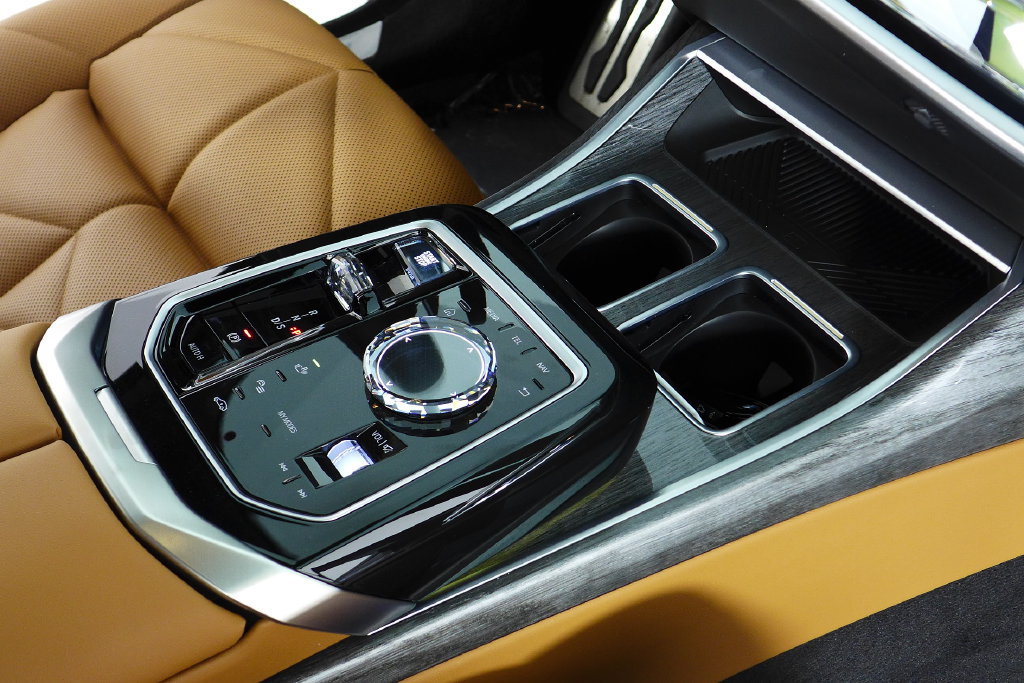 Certified 2024 BMW 740i w/ Premium Package RWD image 15