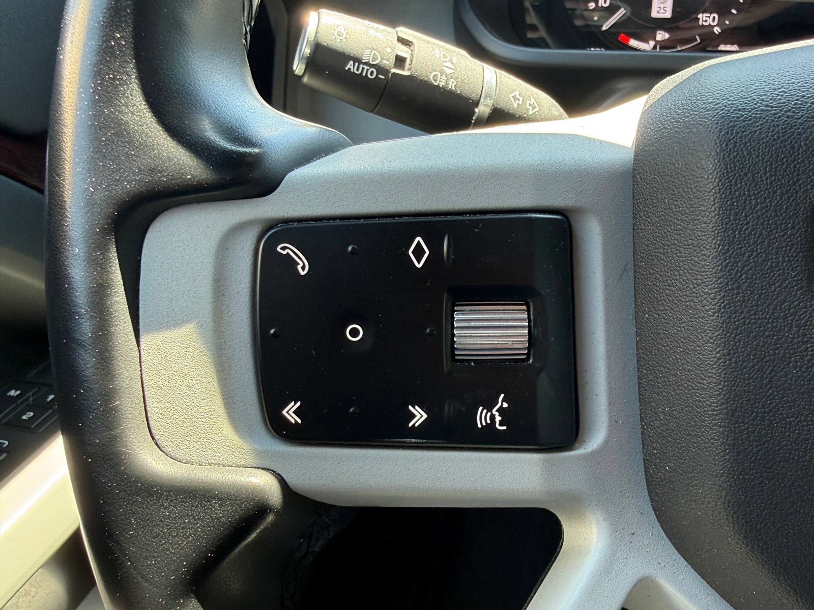 Used 2023 Land Rover Defender 130 X-Dynamic SE AWD/4WD image 10