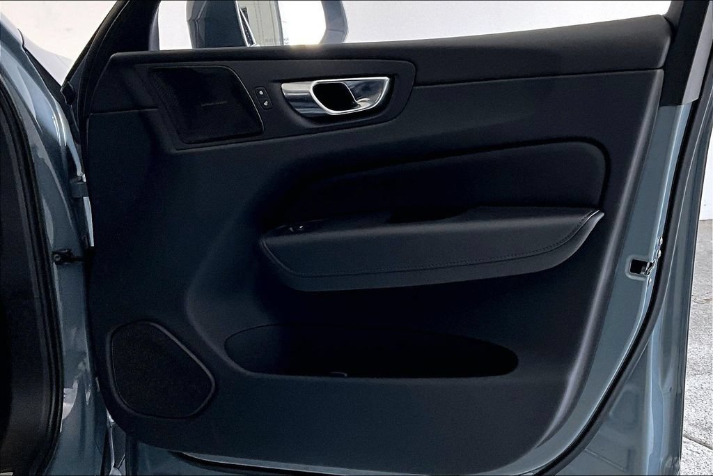 Certified 2023 Volvo XC60 B5 Plus AWD/4WD image 23