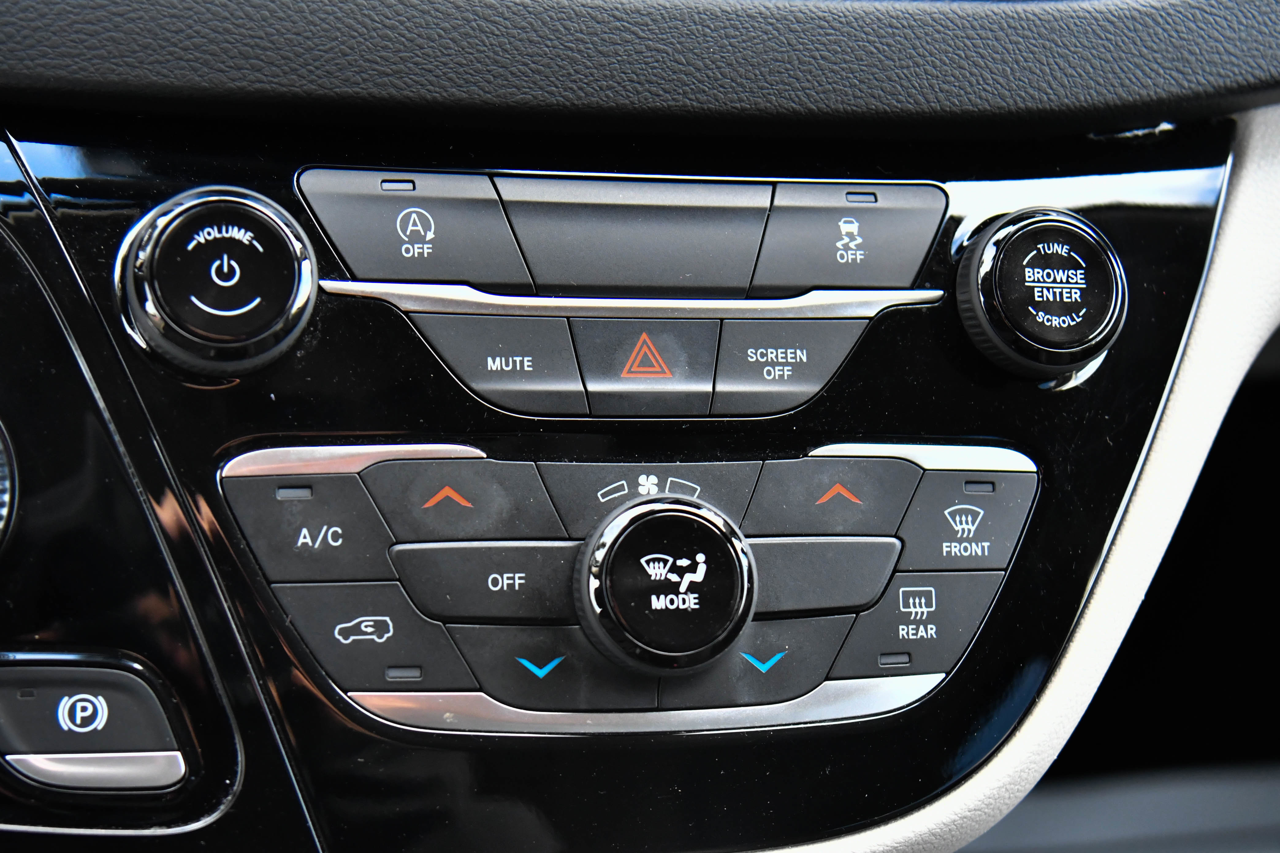 Used 2023 Chrysler Voyager LX FWD image 25