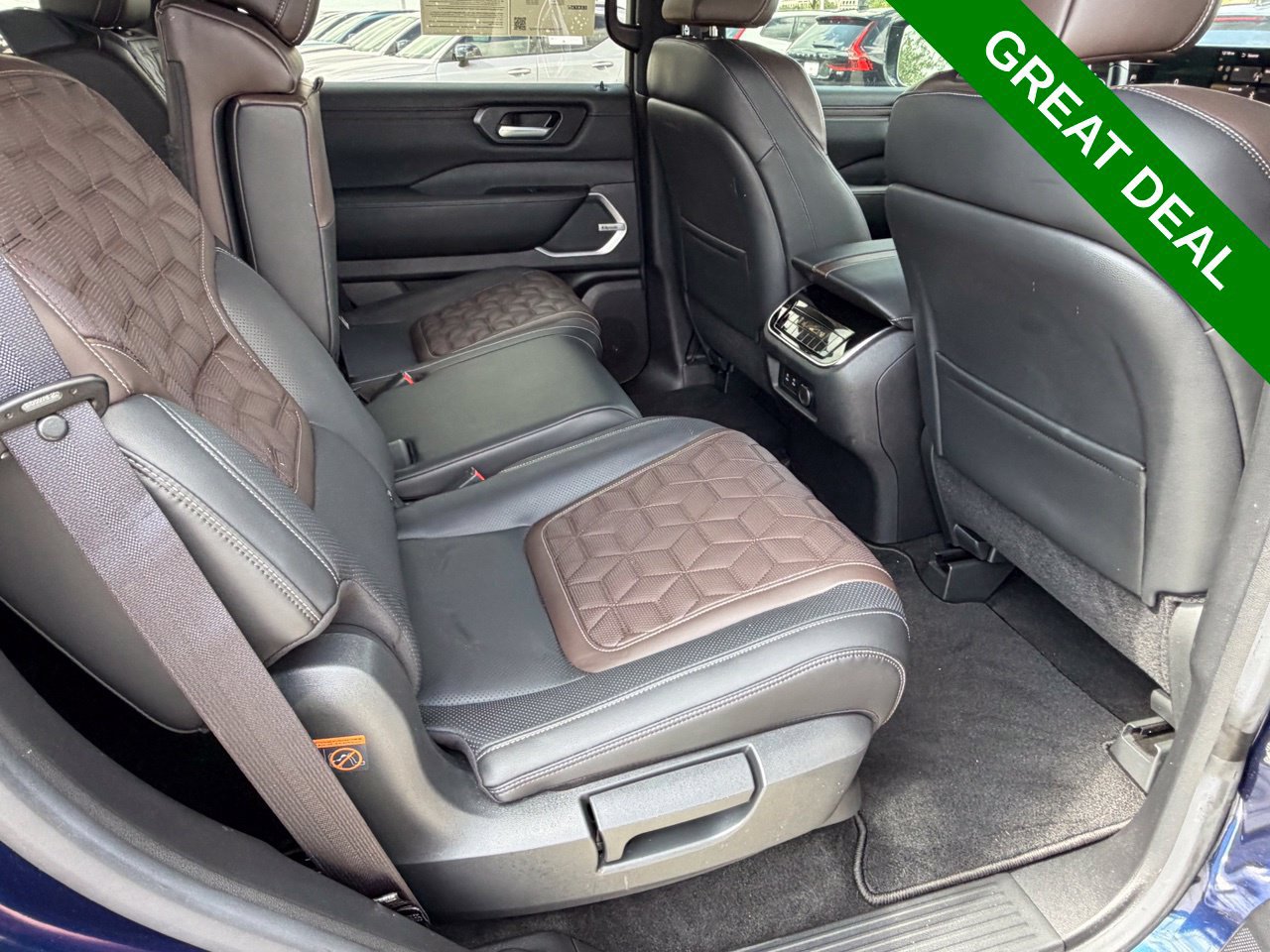 Used 2025 Nissan Armada Platinum w/ Convenience Package RWD image 47