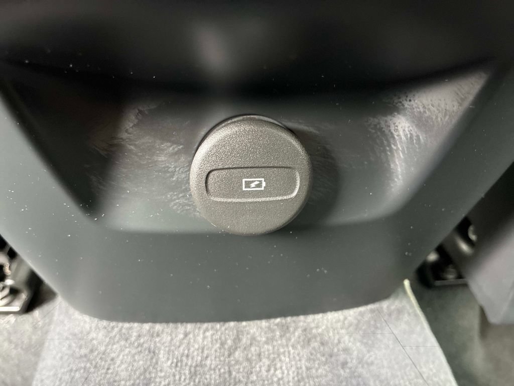 Used 2025 Volvo XC60 B5 Plus AWD/4WD image 25