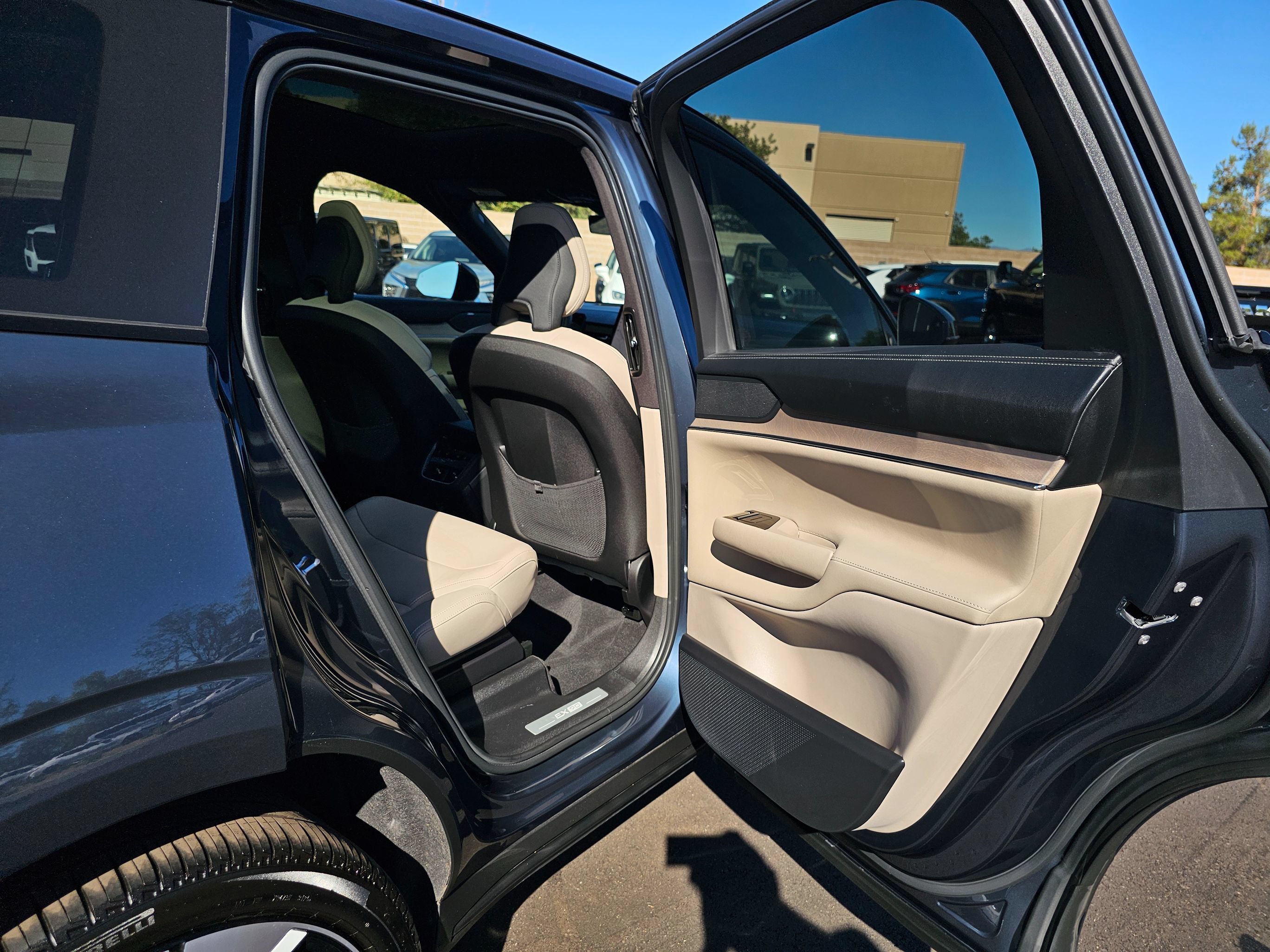 Used 2025 Volvo EX90 Ultra w/ Protection Package Premier AWD/4WD image 43