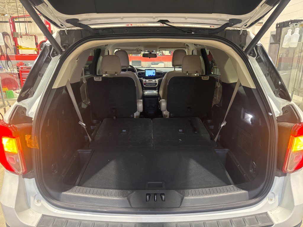 Used 2022 Ford Explorer XLT w/ Equipment Group 202A RWD image 9
