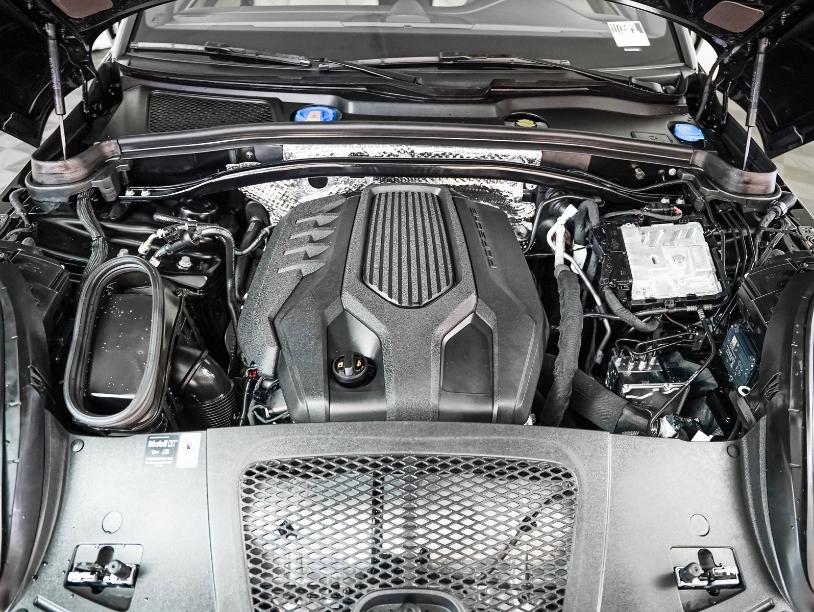 Certified 2025 Porsche Macan image 13