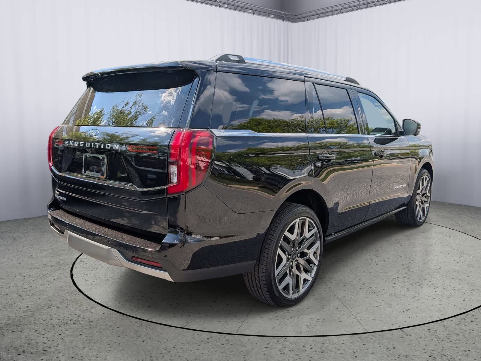 Used 2026 Ford Expedition Platinum w/ Platinum Ultimate Package AWD/4WD image 3