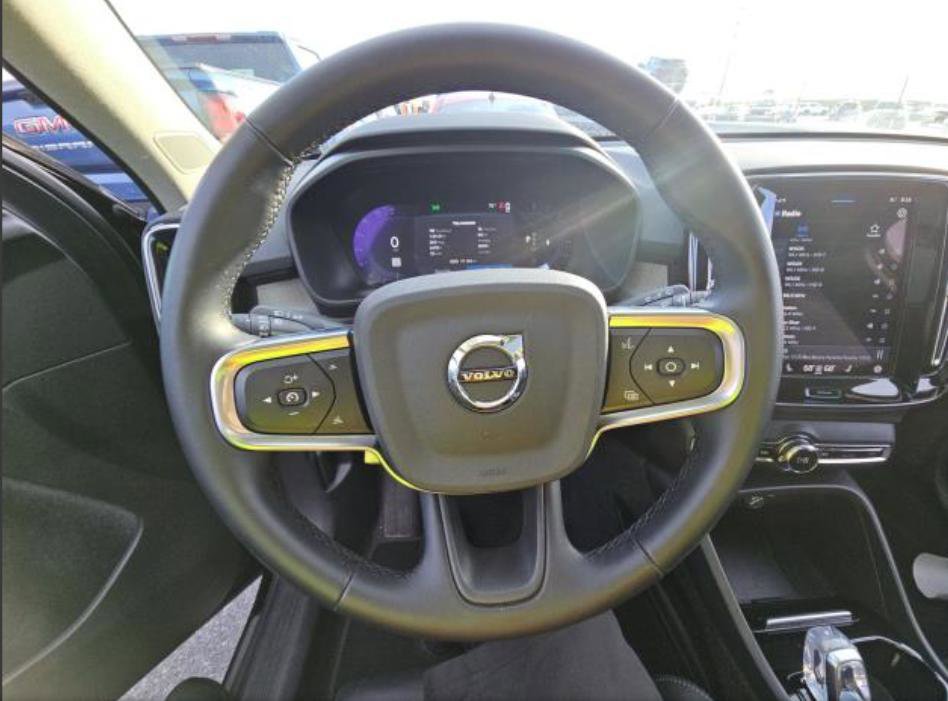 Used 2025 Volvo XC40 B5 Plus image 16