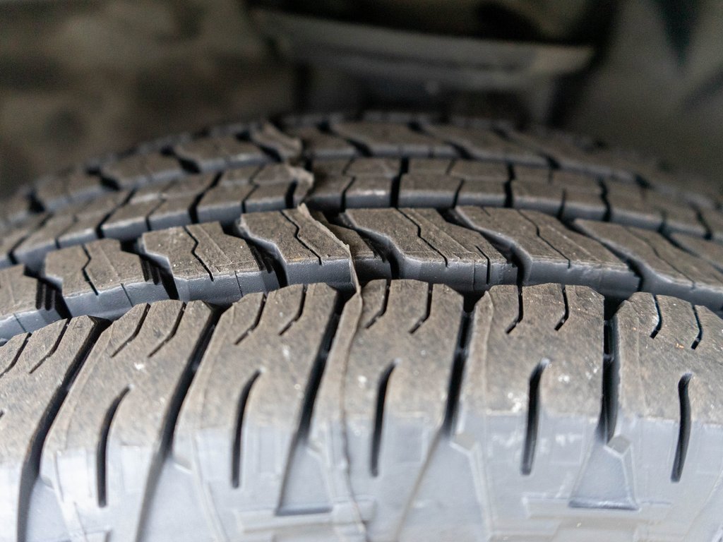 Used 2021 GMC Acadia AT4 w/ Technology Package image 33