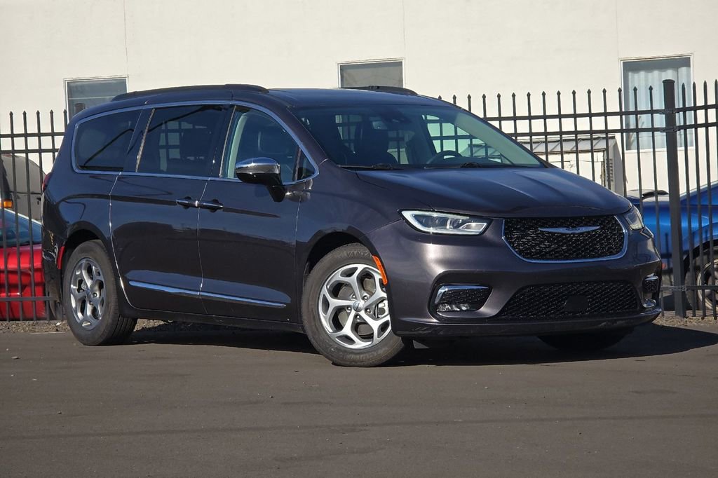 Used 2023 Chrysler Pacifica Limited image 1
