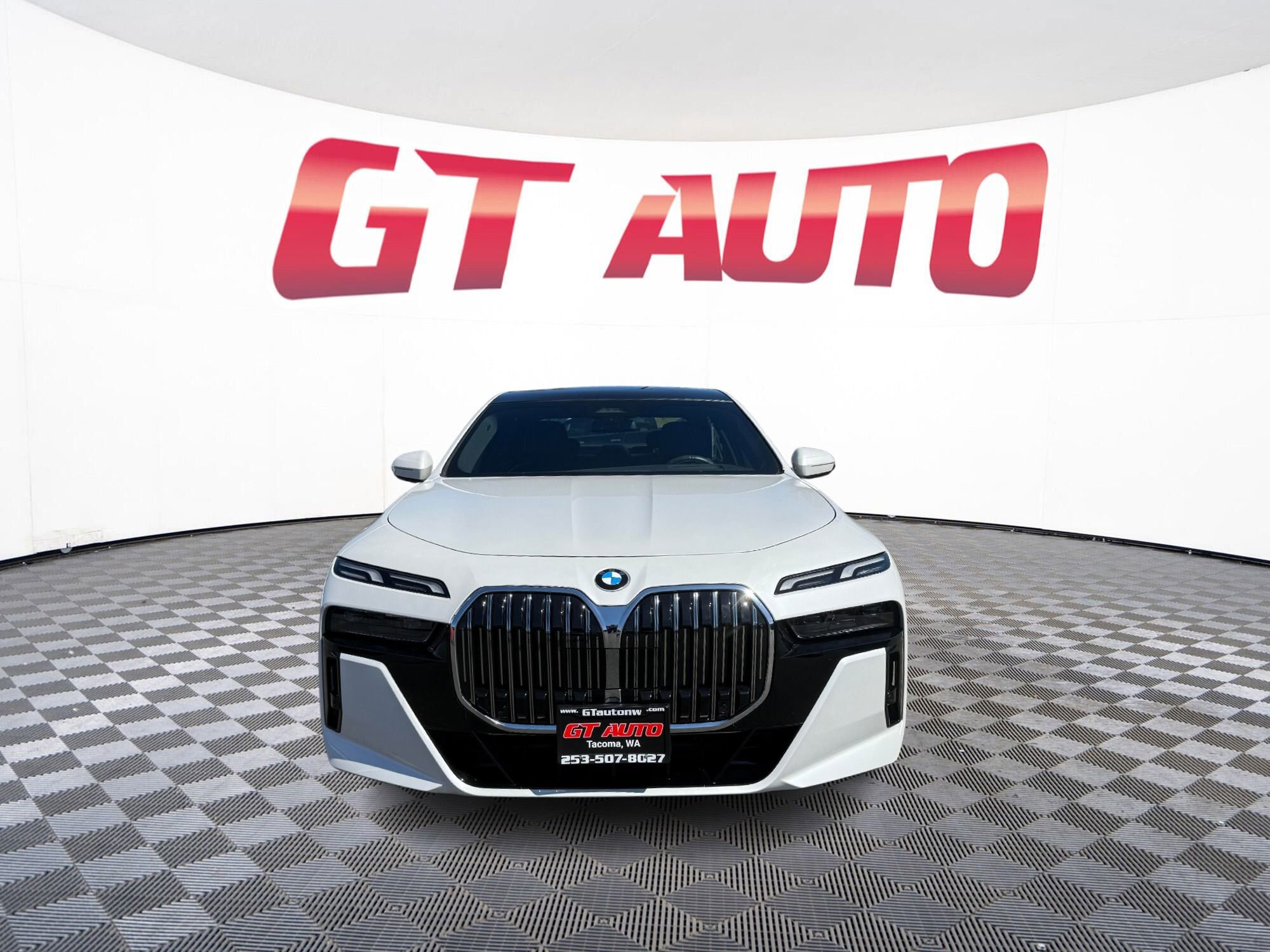 Used 2024 BMW 740i xDrive AWD/4WD image 4