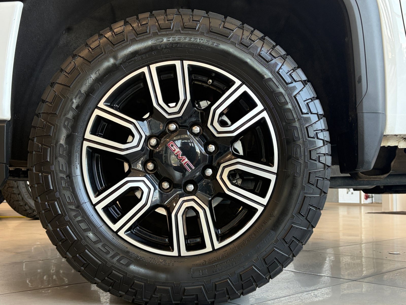 Used 2022 GMC Sierra 2500 AT4 w/ AT4 Premium Plus Package AWD/4WD image 11