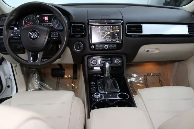 Used 2015 Volkswagen Touareg Sport AWD/4WD image 2