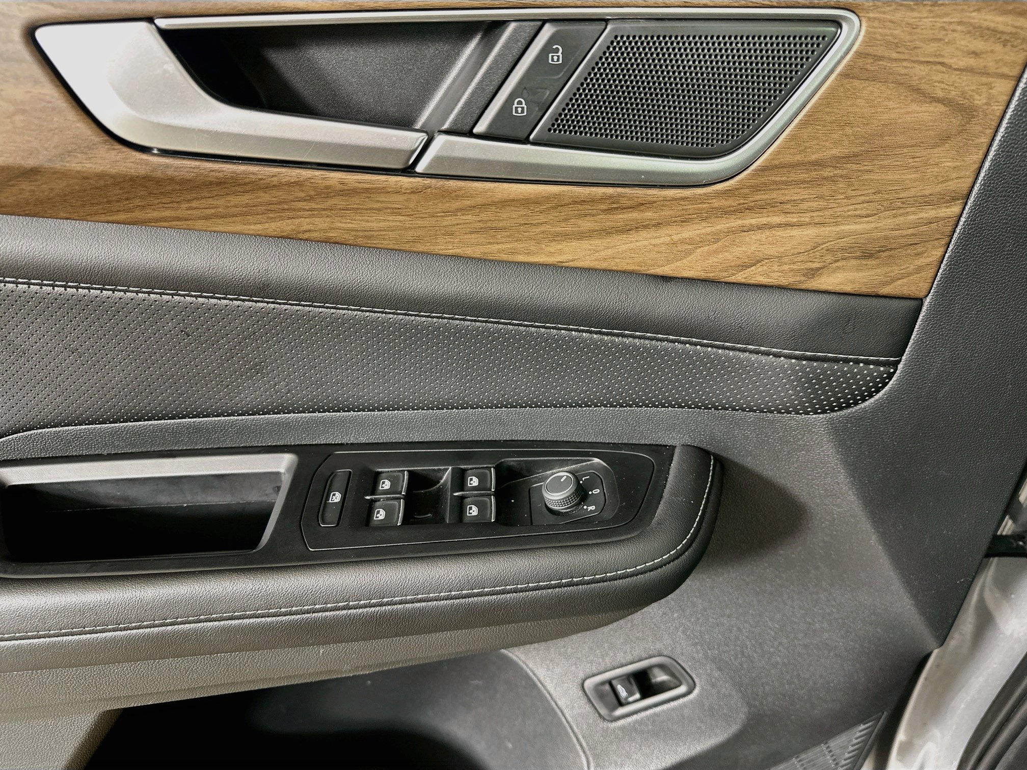 Used 2025 Volkswagen Atlas SE FWD image 15