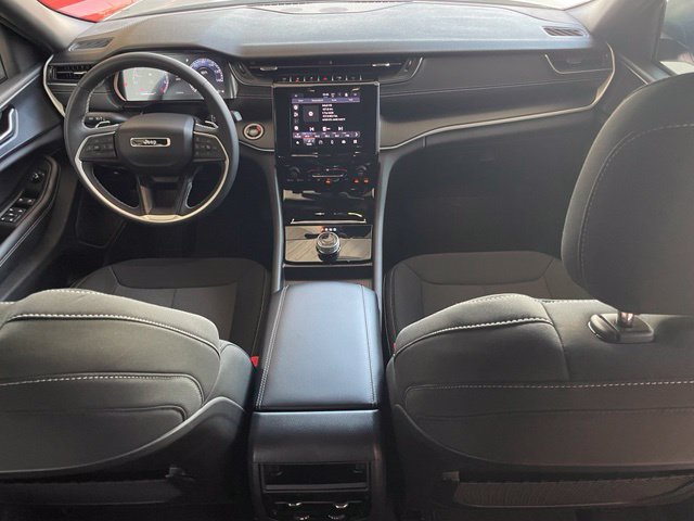 Used 2025 Jeep Grand Cherokee Laredo RWD image 15