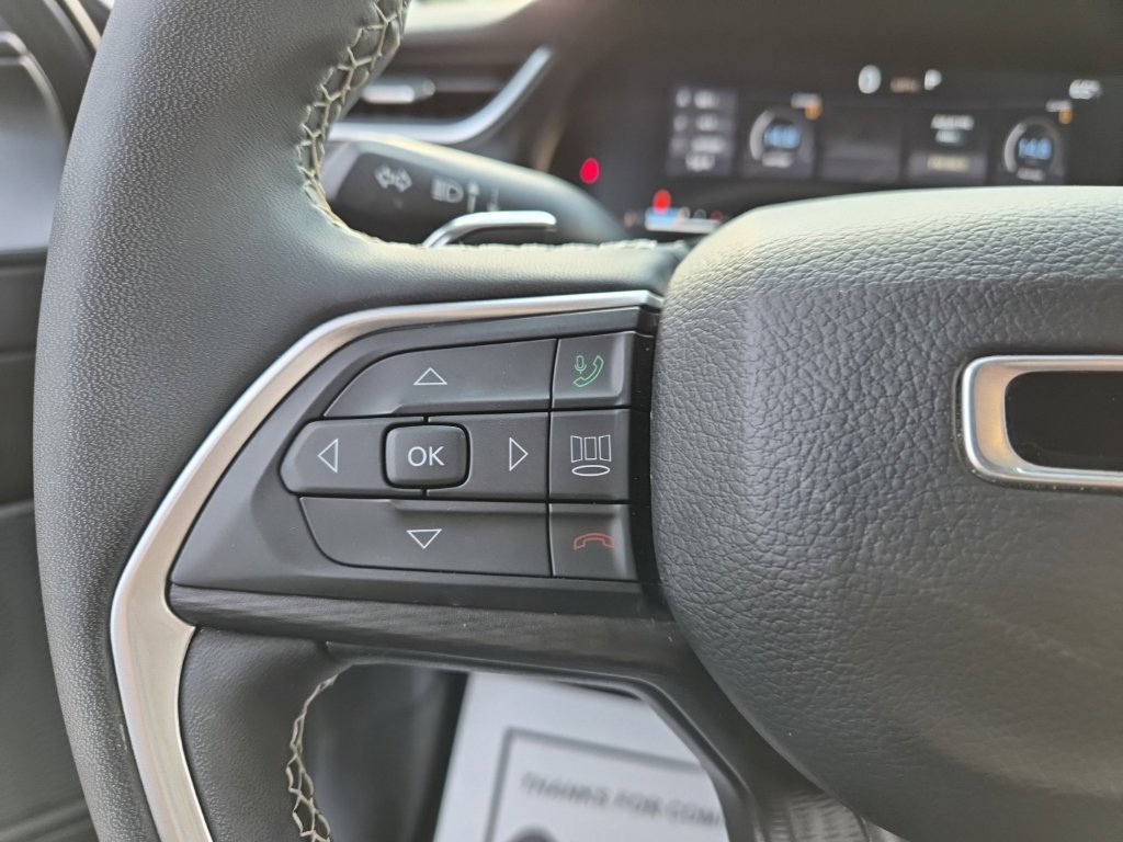Used 2024 Jeep Grand Cherokee Laredo AWD/4WD image 38