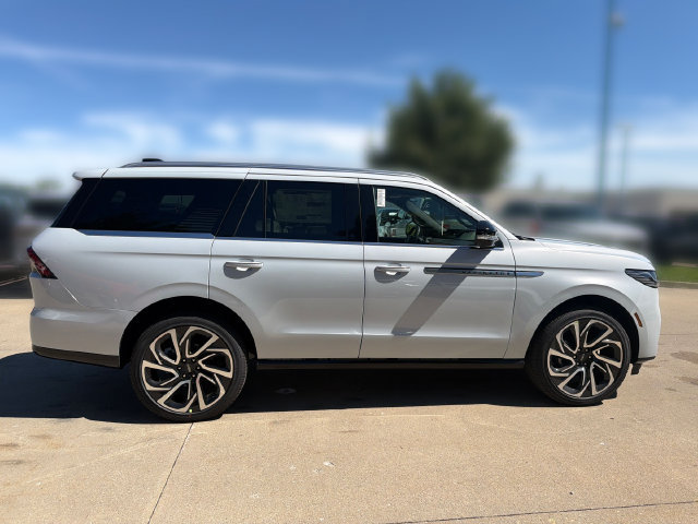 New 2026 Lincoln Navigator Reserve AWD/4WD image 4