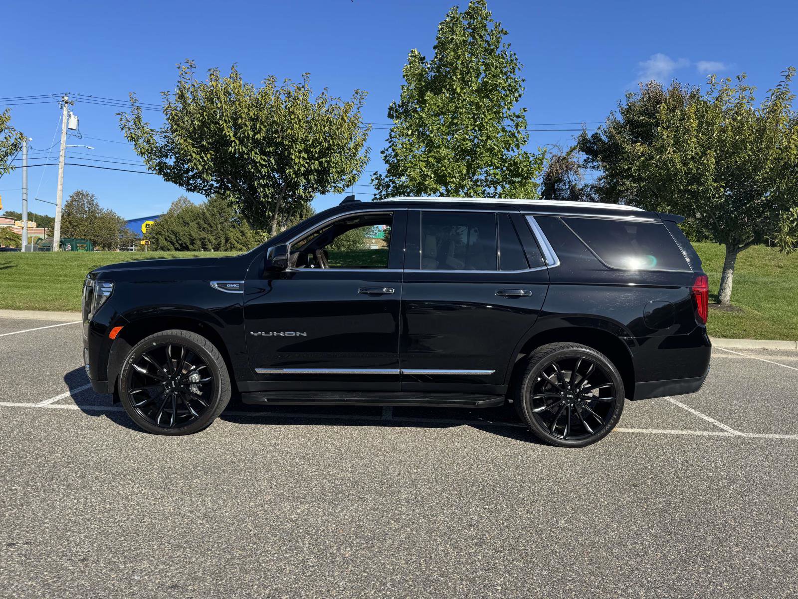 Used 2021 GMC Yukon SLT w/ SLT Luxury Plus Package image 3