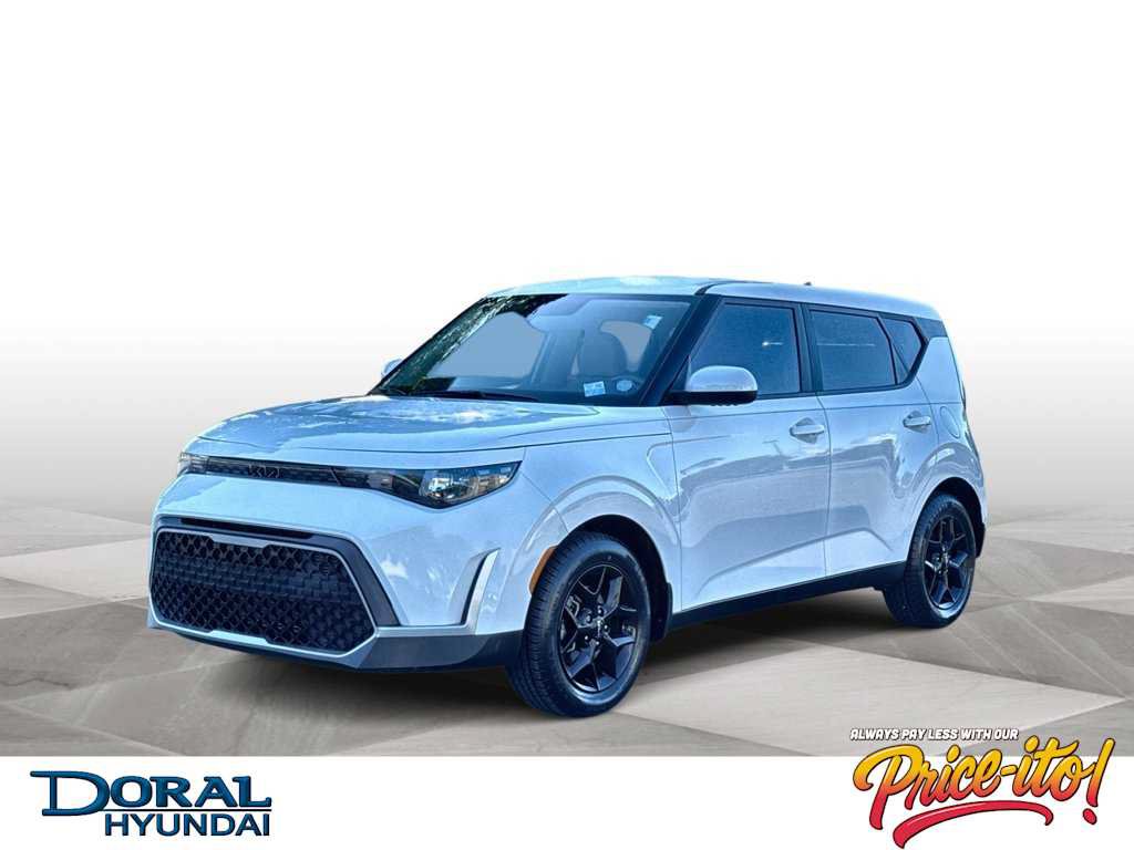 Used 2023 Kia Soul LX w/ Option Group 015 FWD image 1
