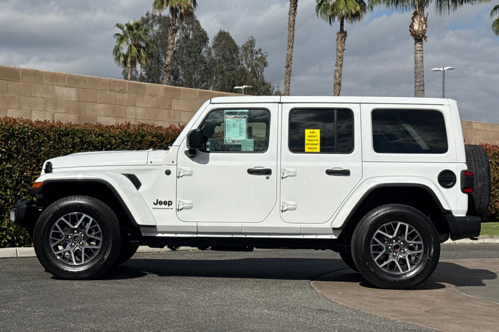 Used 2025 Jeep Wrangler Sahara image 7