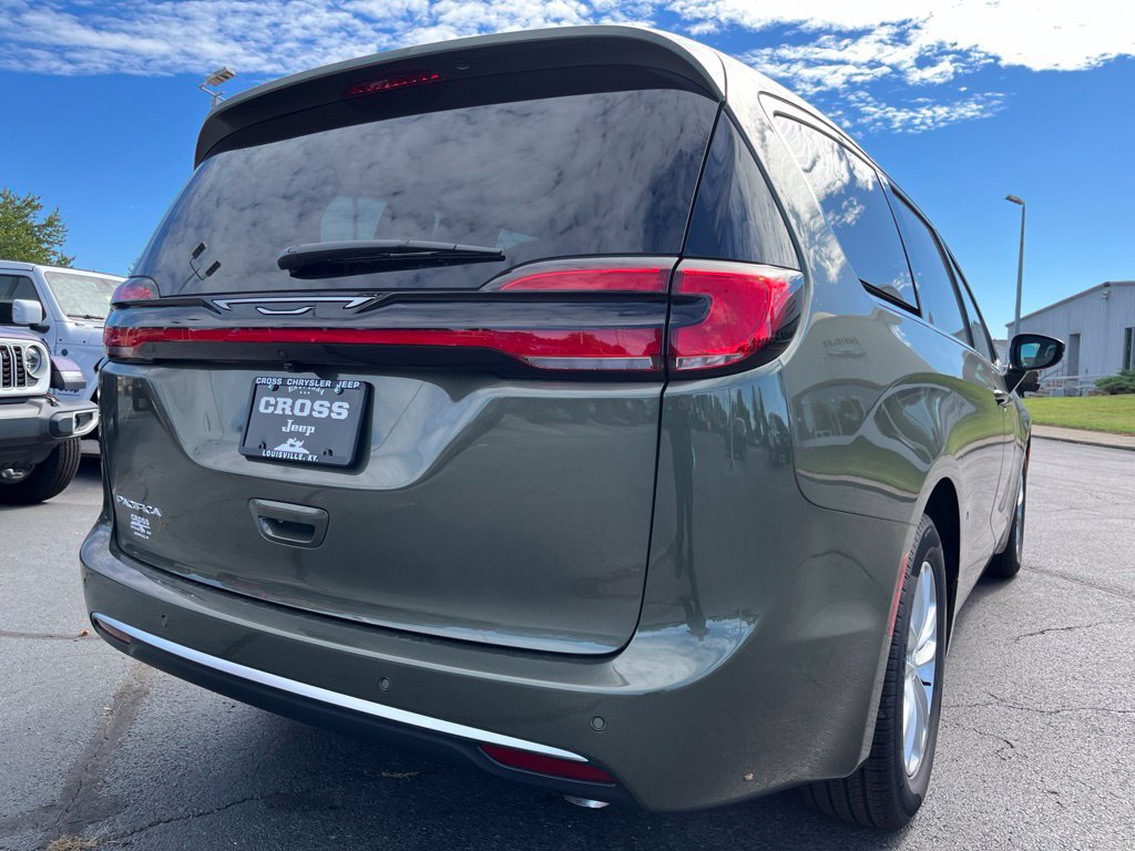 New 2027 Chrysler Pacifica Select FWD image 41