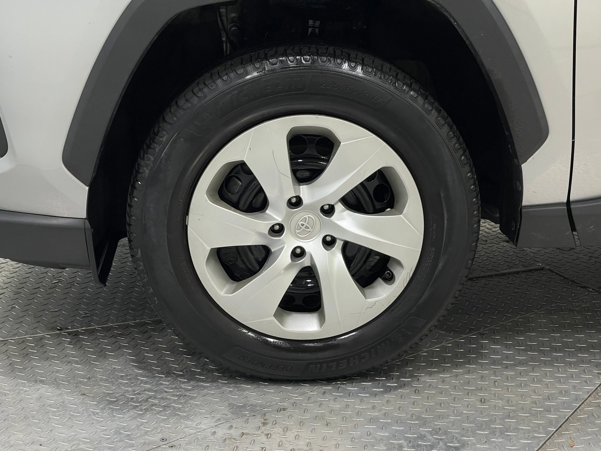 Used 2021 Toyota RAV4 LE w/ Carpet Mat Package (TMS) AWD/4WD image 33