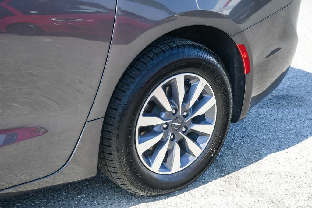 Used 2023 Chrysler Pacifica Touring-L FWD image 11