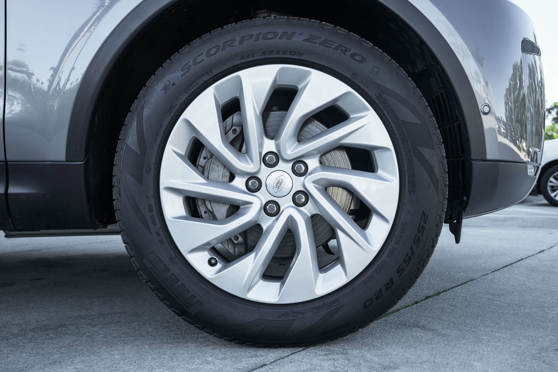 Used 2025 Land Rover Discovery S image 27