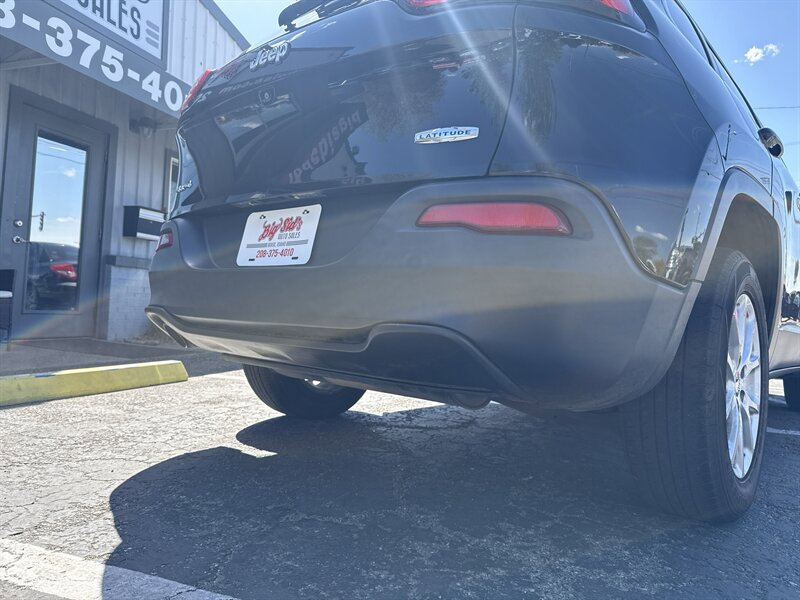 Used 2018 Jeep Cherokee Latitude w/ Cold Weather Group AWD/4WD image 9