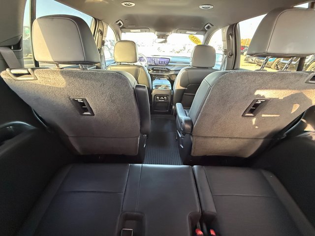 Used 2025 Buick Enclave Sport Touring image 18