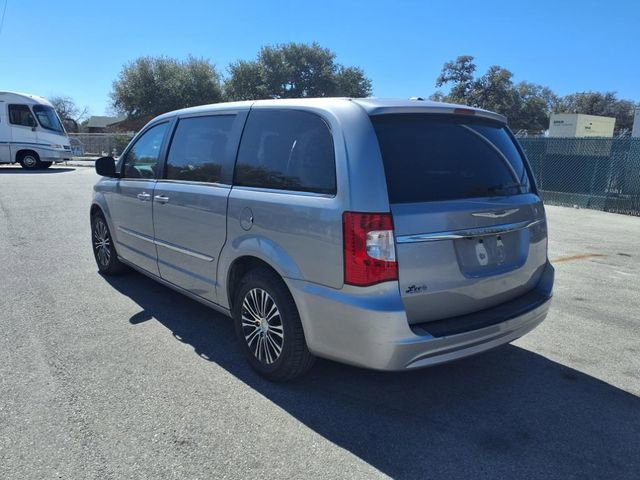 Used 2014 Chrysler Town & Country S image 5