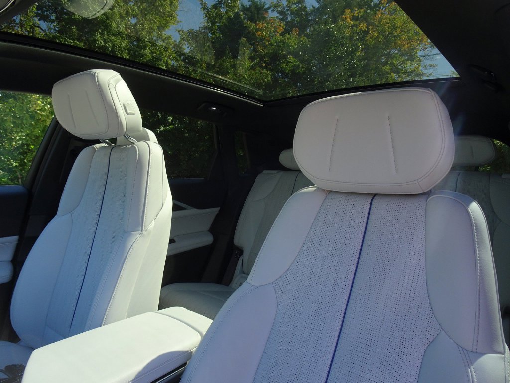 Used 2024 Cadillac Lyriq Sport RWD image 9