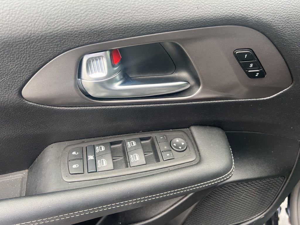 Used 2025 Chrysler Pacifica Select image 14